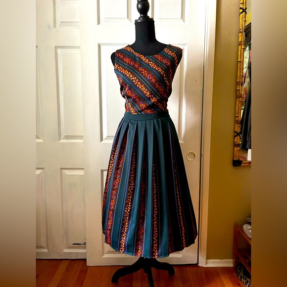 Modcloth Dresses & Skirts - ModCloth Green floral pleated dress L